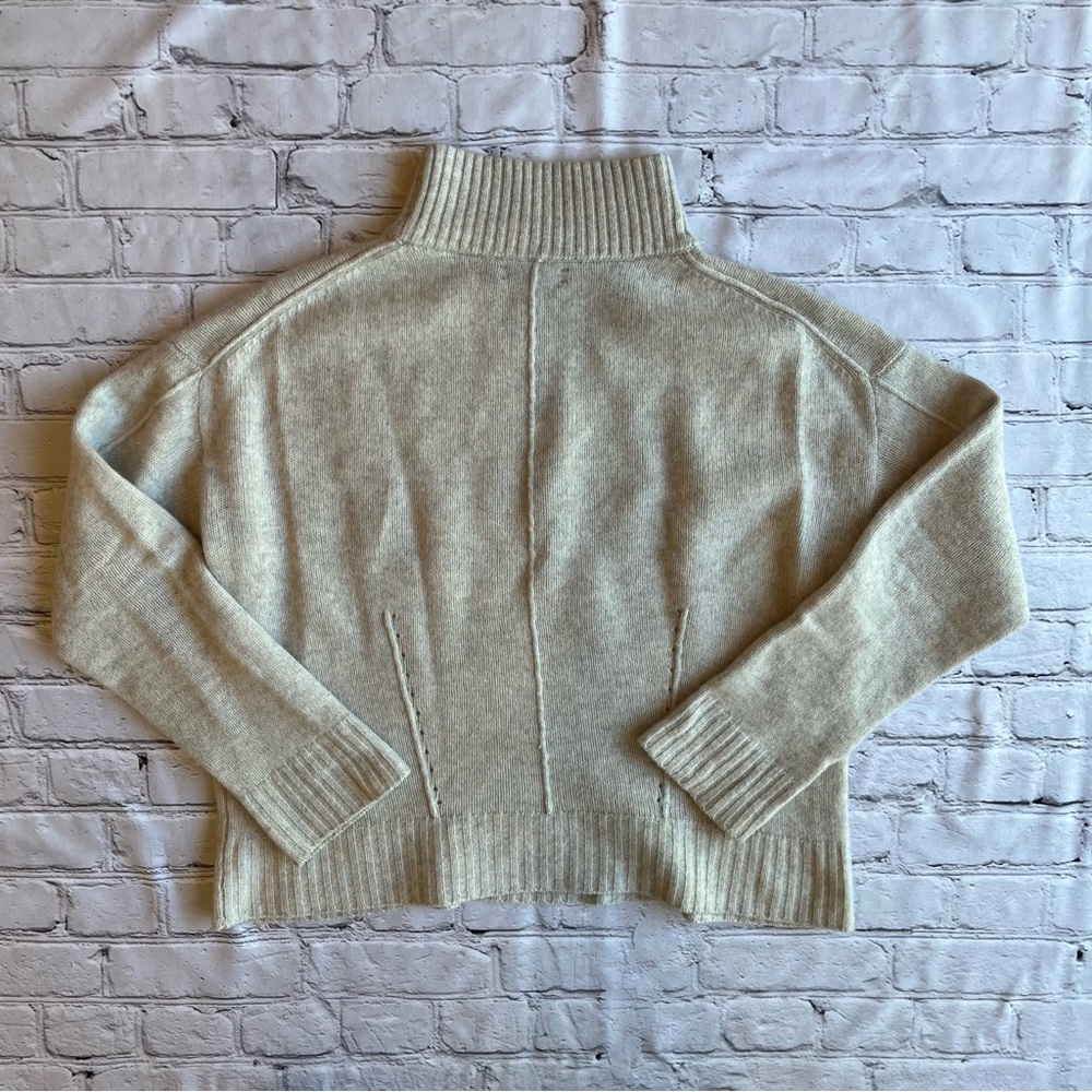 Saks Fifth Avenue 100% Cashmere Sweater Womens Large Gray Neural Quiet Luxury - Picture 6 of 16